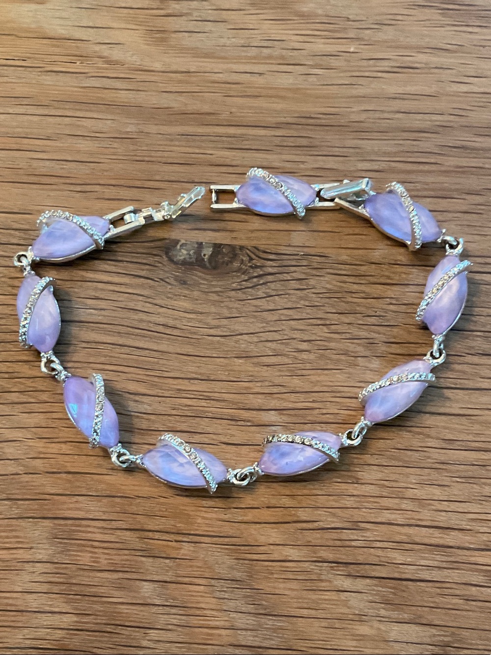Avon 2007 Silver Tone Lavender Acrylic Crystal Bracelet With Extender